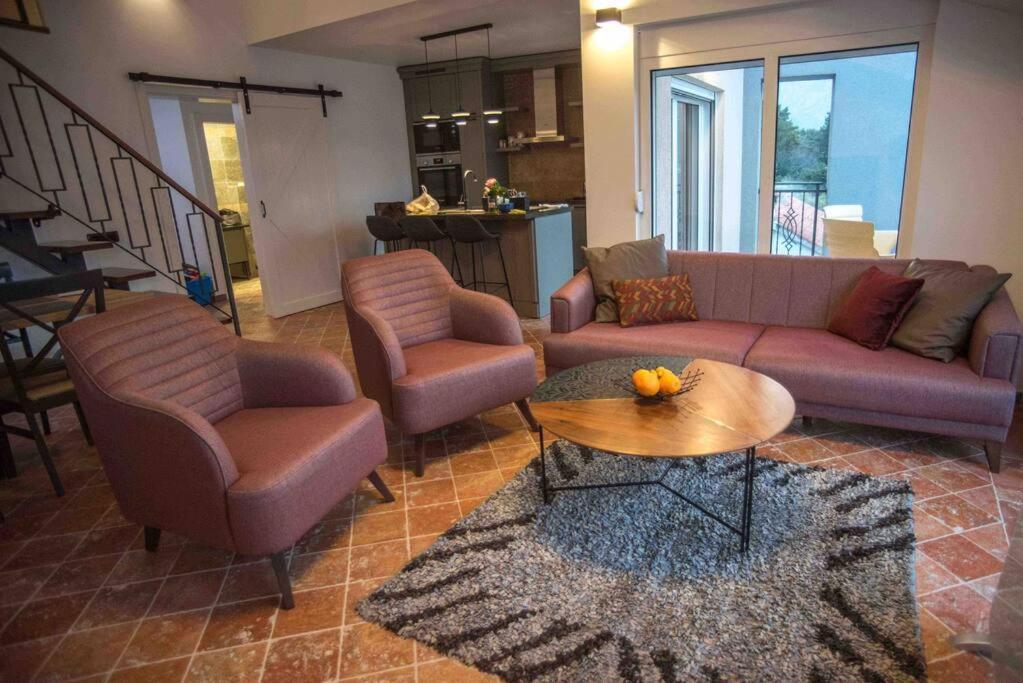 Modern Waterfront 3-Bed Apartment Донья-Костаница Экстерьер фото