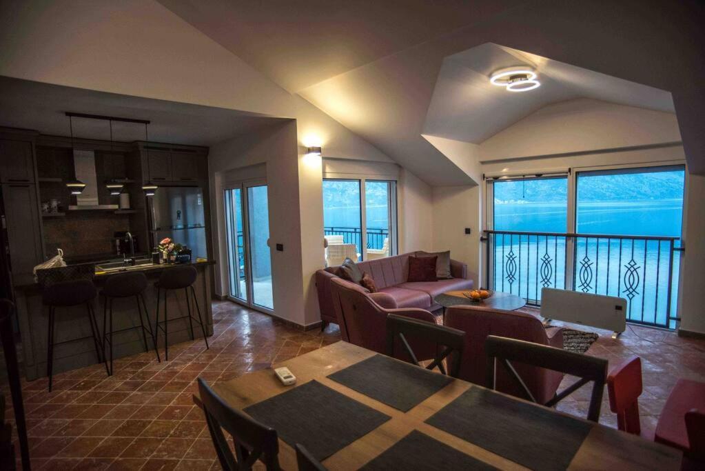 Modern Waterfront 3-Bed Apartment Донья-Костаница Экстерьер фото